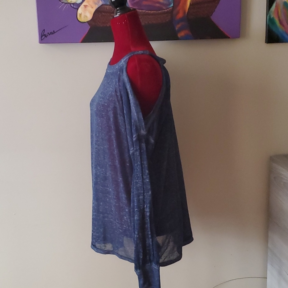Cold shoulder, flowy top - Picture 2 of 4